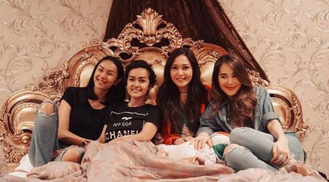 Maia Estianty dan Julia Perez bersama Kalina Oktaranny dan Ina Thomas (Instagram/@maiaestiantyreal)