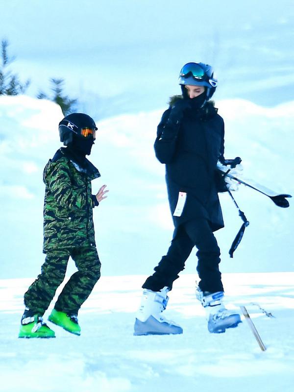 Angelina Jolie menikmati masa liburan tahun baru dengan bermain ski bersama anak-anaknya. (Foto: Dailymail)