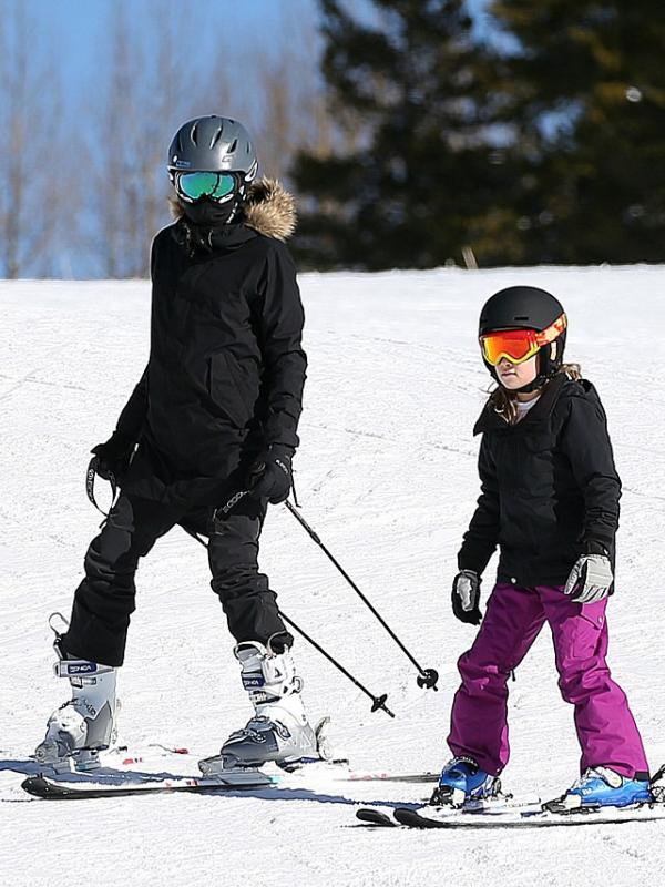 Angelina Jolie menikmati masa liburan tahun baru dengan bermain ski bersama anak-anaknya. (Foto: Dailymail)