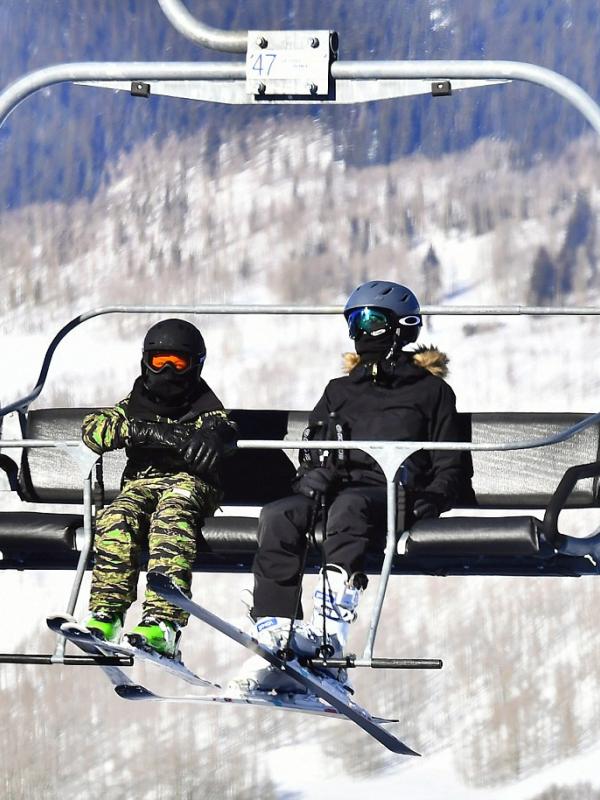 Angelina Jolie menikmati masa liburan tahun baru dengan bermain ski bersama anak-anaknya. (Foto: Dailymail)