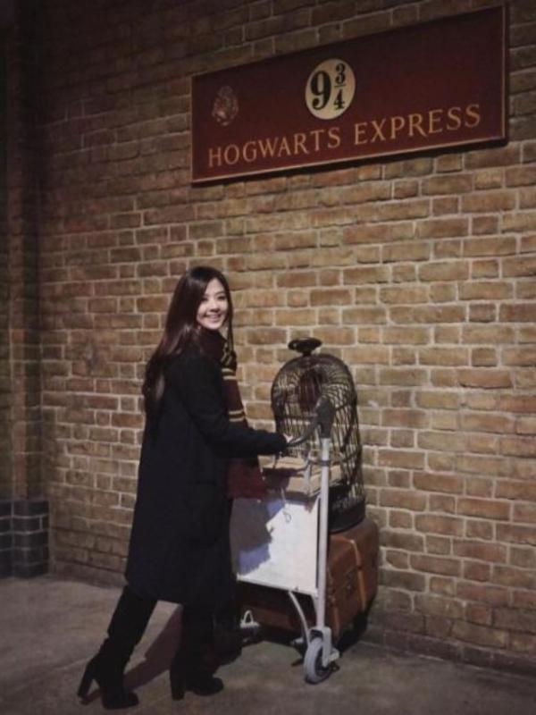 Franda saat mengunjungi lokasi Harry Potter di Warner Bros Studio Tour London. (Instagram - @frandaaa87)