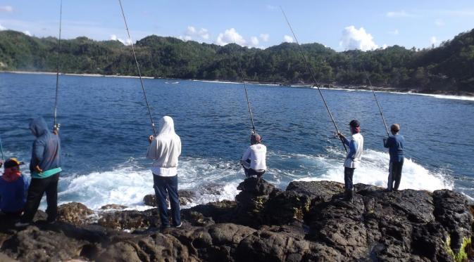 Area Bukit Karang di Pantai Wediombo yang jadi spot favorit para wisatawan yang punya hobi memancing
