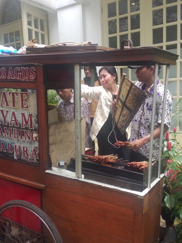 Gerobak sate ayam yang dipesan Presiden Jokowi untuk menu makan siang para menteri dan wartawan di Istana Bogor, Rabu (4/1/2017). (Liputan6.com/Ahmad Romadoni)