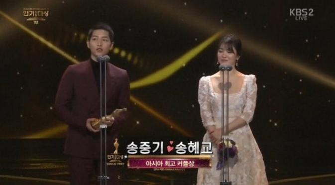 Song Joong Ki dan Song Hye Kyo saat meraih penghargaan dalam KBS Drama Awards 2016.