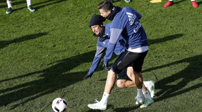 Pemain Real Madrid, Cristiano Ronaldo, berebut bola dengan Fabio Coentrao, saat latihan perdana di tahun 2017. Pada babak 16 besar Piala Raja, Madrid akan menghadapi Sevilla. (EPA/Chema Moya)