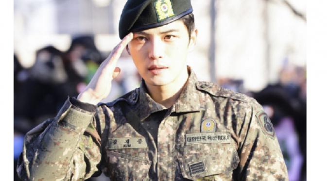 [Foto: Kim Jaejoong discharged from Army]