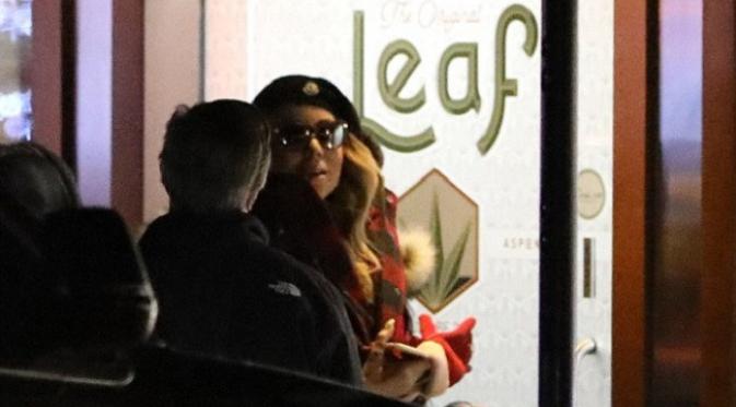 Mariah Carey tertangkap kamera usai membeli ganja saat menikmati liburan di Colorado. (Foto: Dailymail)