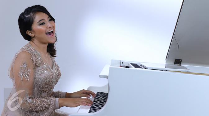Marshanda bermain piano saat pembuatan video klip dengan single berjudul Sienna di kawasan Kemanggisan, Jakarta, Rabu (4/1). Lagu Sienna dibuat sendiri oleh Marshanda untuk anaknya, Nesyana Ayu Nabila. (Liputan6.com/Herman Zakharia)