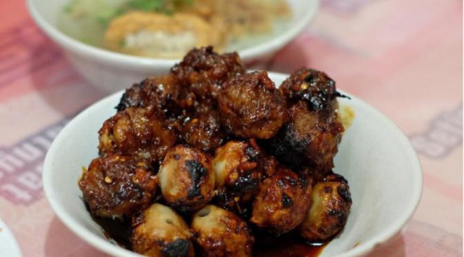 Bakso Bakar Pak Man, pelopor menu makanan khas bakso bakar di Kota Malang (ig: @surabayafoodies)