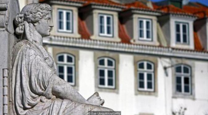 Sebuah patung di area publik, Lisbon memiliki raut wajah yang melankolis. Sumber : bbc.com.