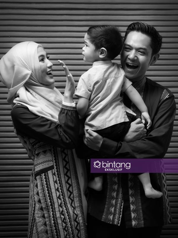 Dude Harlino dan Alyssa Soebandono tidak mencegah anak kedua. (Fotografer: Bambang E. Ros, MuA: @sarahsadiqa, Wardrobe: @shafiramuslimfashion, Stylist: Indah Wulansari, DI: Muhammad Iqbal Nurfajri/Bintang.com)
