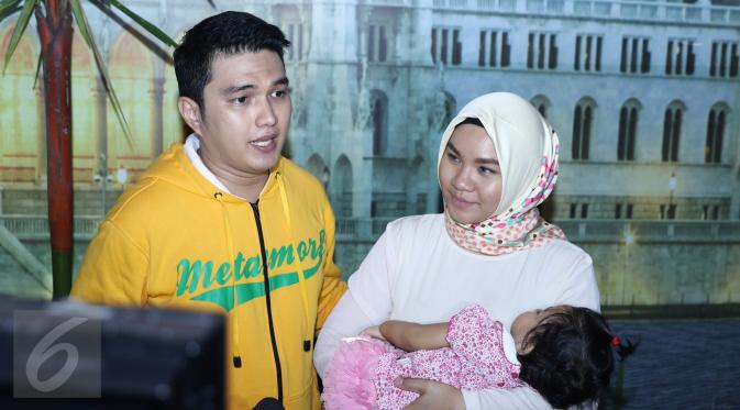 Pemain Sinetron Aldi Taher saat diwawancari oleh wartawan seusai mengisi acara di kawasan Mampang, Jakarta, Rabu (4/1). Aldi Taher menceritakan tentang kondisinya terkini.(Liputan6.com/Herman Zakharia)