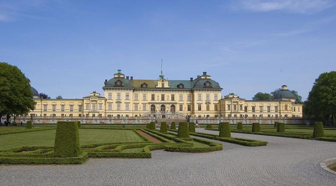Istana Drottningholm atau Drottningholms slott di Swedia dibangun sejak Abad ke-16 (Wikipedia)