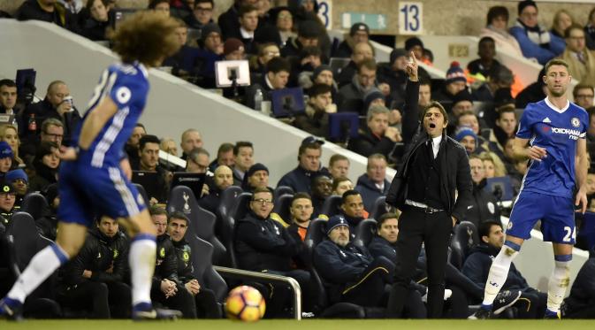 Manajer Chelsea, Antonio Conte, terus berteriak memberikan instruksi kepada anak asuhnya saat melawan Tottenham di Stadion White Hart Lane, Inggris, Rabu (4/1/2017). (AFP/Adrian Dennis)