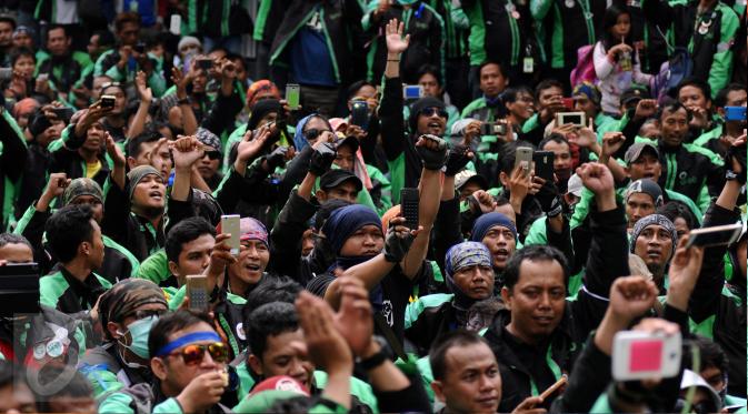 Pengemudi ojek on-line GrabBike meneriakkan tuntutan saat unjuk rasa di belakang kantor Grab di kawasan Kuningan, Jakarta, Kamis (5/1). Mereka menuntut pihak perusahaan menaikkan tarif argo per kilometernya. (Liputan6.com/Helmi Fithriansyah)