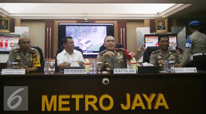 Kapolda Metro Jaya Irjen Pol M Iriawan memberikan keterangan terkait kasus Pulomas saat rilis di Polda Metro Jaya, Jakarta, Kamis (5/1).  Polisi menayangkan CCTV di rumah Dodi yang merekam kejadian sadis tersebut. (Liputan6.com/Immanuel Antonius)