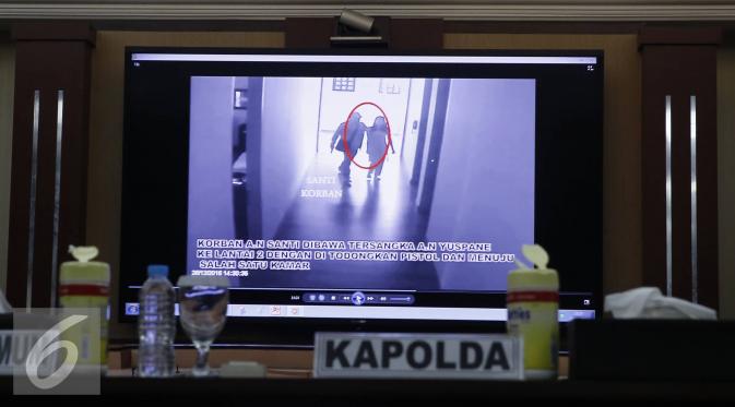 Polisi menayangkan CCTV di rumah Dodi yang merekam kejadian sadis perampokan Pulomas, Jakarta, Kamis (5/1). Dalam perampokan yang disertai penyekapan itu, 6 orang tewas akibat kehabisan oksigen. (Liputan6.com/Immanuel Antonius)