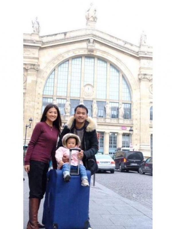 Ruben Onsu bersama istrinya, Sarwendah dan anaknya, Thalia. (Instagram - @ruben_onsu)