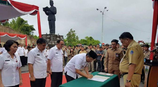 Pelantikan Pejabat Pemprov Sulawesi Utara di bawah patung Sukarno. (Liputan6.com/Yoseph Ikanubun)