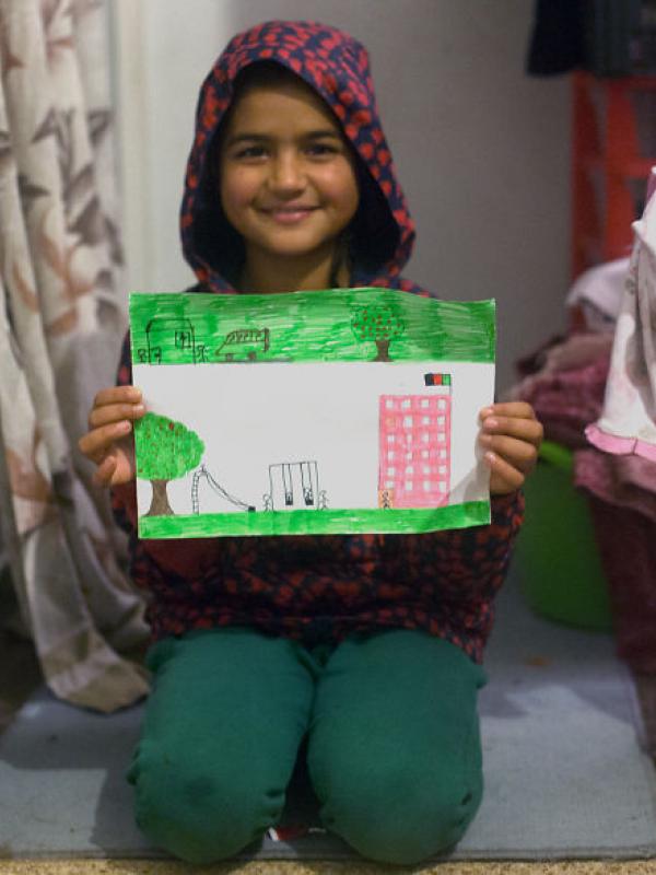 Sana Shirzad (6) dari Afganistan ingin menjadi guru. (Via: boredpanda.com)
