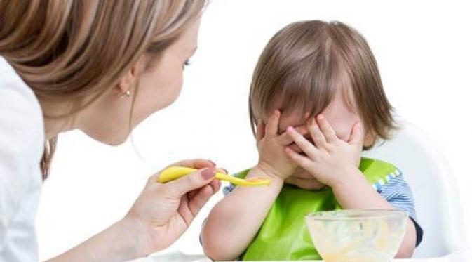 Orangtua jangan suka memaksa anak untuk menghabiskan makanannya.