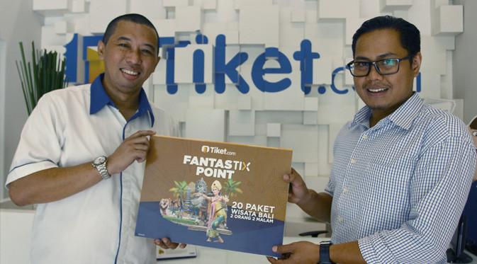 Rudy Meganoviar, Customer Loyalty Manager Tiket.com (kiri) dan Abdul Aziz, salah satu pemenang (kanan) menerima secara simbolis hadiah Perjalanan Wisata Bali untuk 2 Orang dari Tiket.com.
