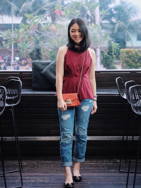 Selain rok dan dress yang bikin manis dan cool penampilan, ternyata celana jins juga nggak kalah cool lho~ (via: Instagram/@lookbookindonesia)
