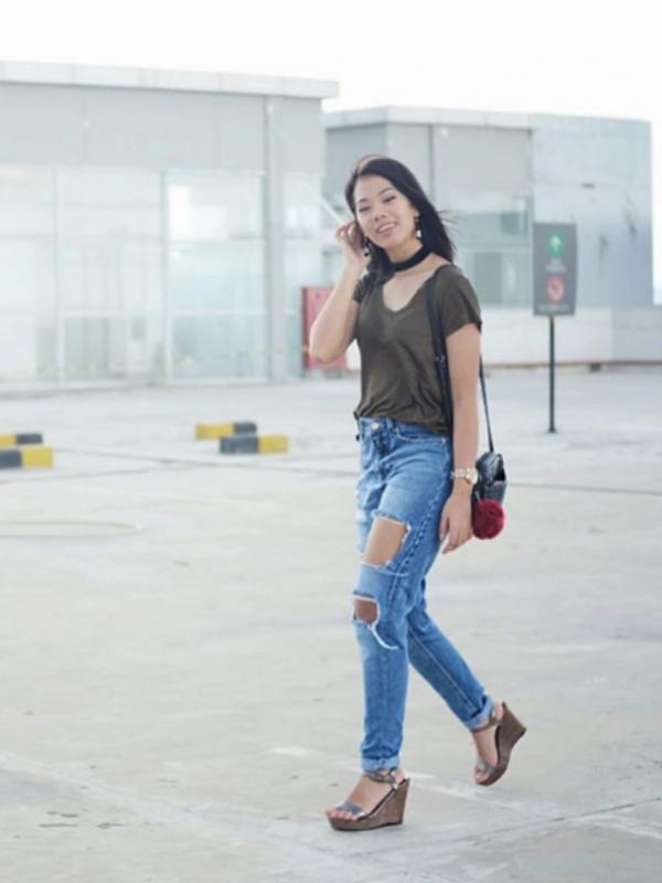 Selain rok dan dress yang bikin manis dan cool penampilan, ternyata celana jins juga nggak kalah cool lho~ (via: Instagram/@lookbookindonesia)