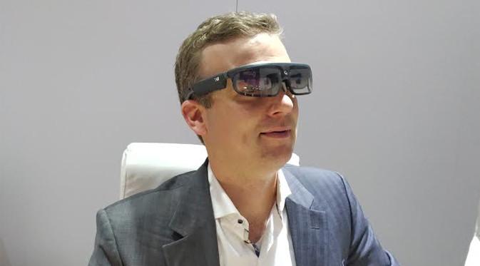 Hugo Swart, Senior Director Product Management Qualcomm saat menjajal kacamata Augmented Reality (AR) R-9 di media session Consumer Electronics Show (CES) 2017. (Liputan6.com/Corry Anestia)