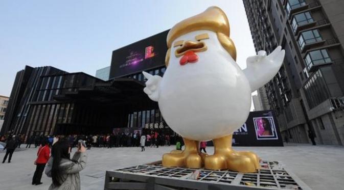 Patung ayam mirip Donald Trump. (Pinterest)