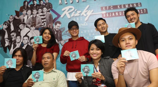 Rizky Febian bersama beberpa musisi foto bersama saat jumpa pres launching album yang bertajuk "Rizky And Friends" di kawasan Kemang, Jakarta, Jumat (6/1/2017).