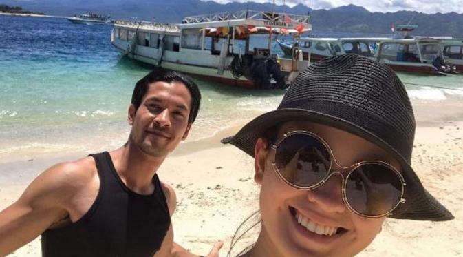 Kimberly Ryder dan Edward Akbar saat berlibur ke Lombok (Instagram/@kimbrlyryder)