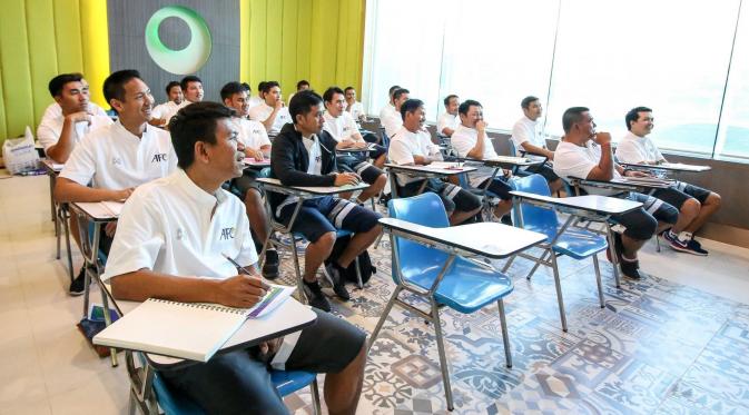 Joko Susilo di antara para peserta kursus kepelatihan lisensi A AFC di Bangkok, Thailand, termasuk Djadjang Nurdjaman. (Bola.com/FAT)
