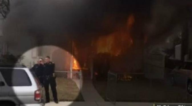 Dua Polisi AS Selfie di Depan Rumah Terbakar (Foto: NBC)