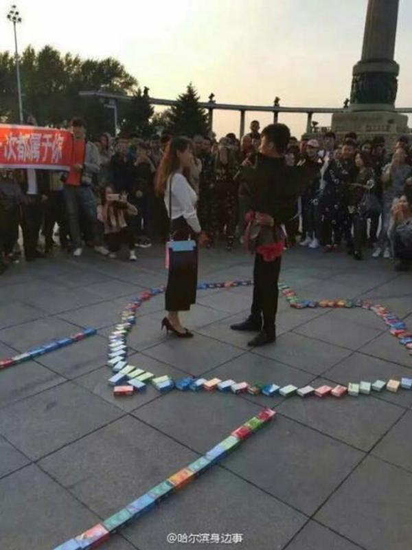 Pria Tiongkok melamar pacarnya dengan 999 kondom dan satu buket G-Strings. (Foto: shanghaiist.com)
