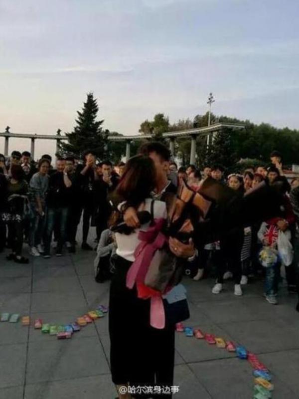 Pria Tiongkok melamar pacarnya dengan 999 kondom dan satu buket G-Strings. (Foto: shanghaiist.com)