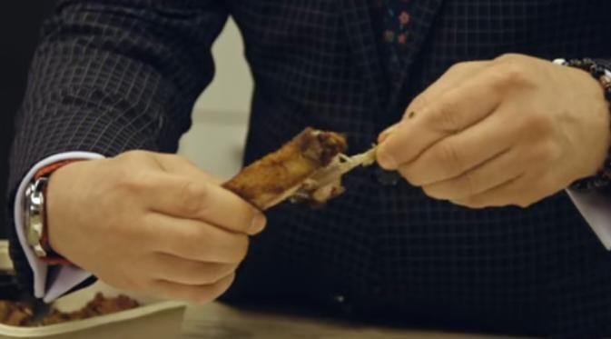 Inilah cara makan chicken wings tanpa harus kerepotan banyak tulang (foto : GQ)