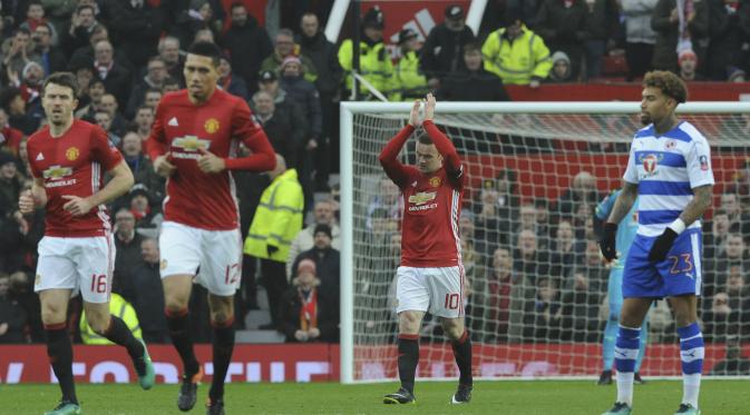 Selebrasi Wayne Rooney setelah mencetak gol pembuka Manchester United (MU) ke gawang Reading. (AP Photo/Rui Vieira)