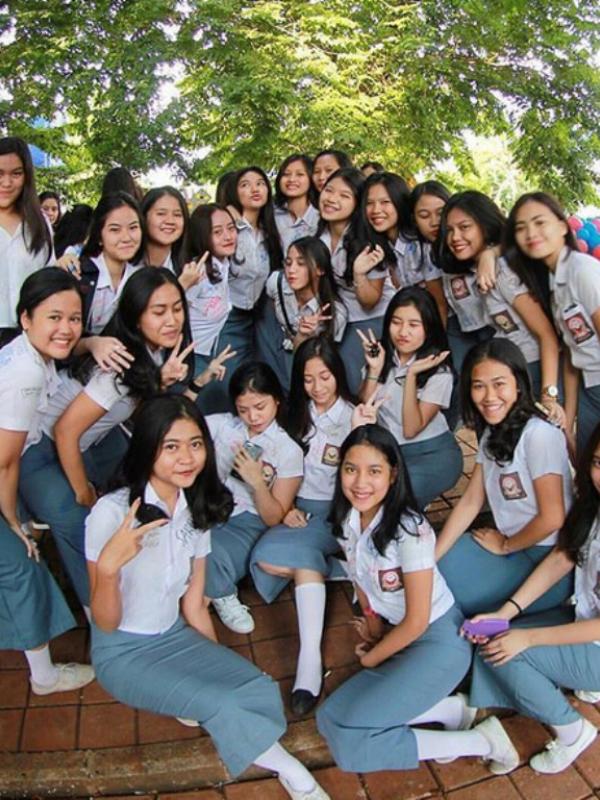 Kalau anak-anak SMA perempuan lagi kumpul bareng, pasti gaya foto ini jadi andalan mereka deh. (via: Instagram/@mostbeautyschool)