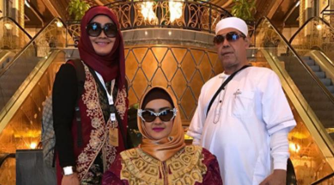 Julia Perez bersama ibunya di Mekah (Foto: Instagram)