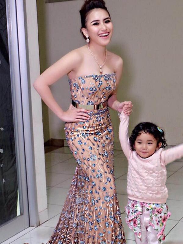 Ayu Ting Ting dan putrinya, Bilqis Khumairah Razak. (Instagram)
