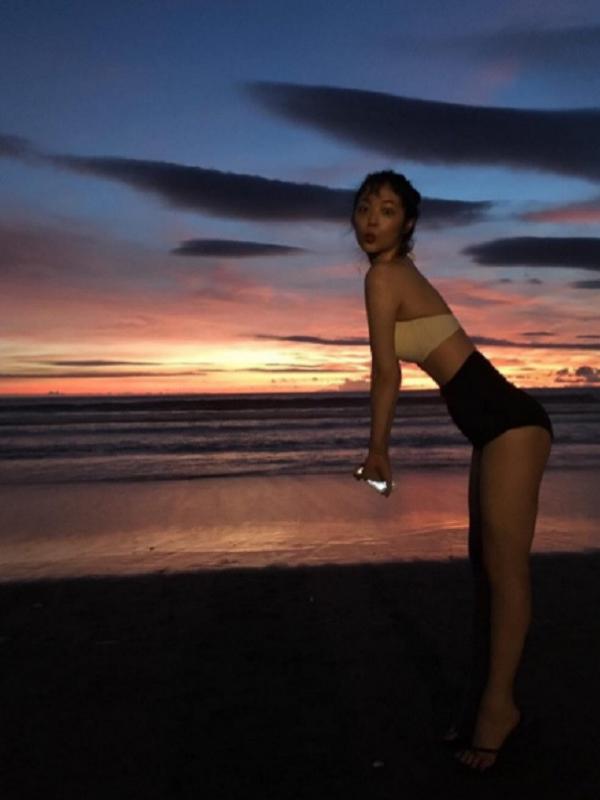 Sulli saat menikmati liburan di Bali. (Instagram/jelly_jilli)