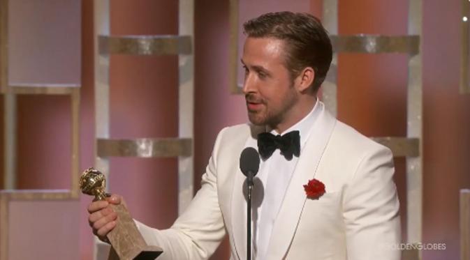 Ryan Gosling saat menerima penghargaan Golden Globes (Twitter)