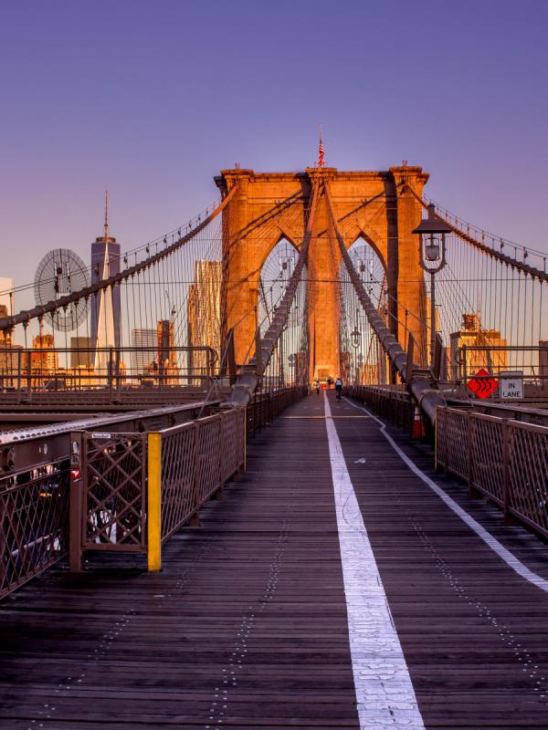 Brooklyn Bridge, New York, Amerika Serikat. (thecuratedtravel.com)