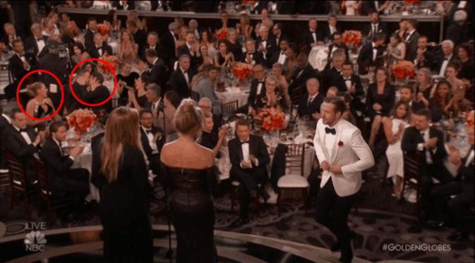 Ryan Reynolds dan Andrew Garfield berciuman di Golden Globes 2017. (AFP/Bintang.com)