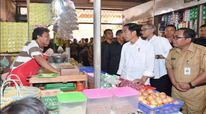 Presiden Jokowi cek harga di pasar kajen