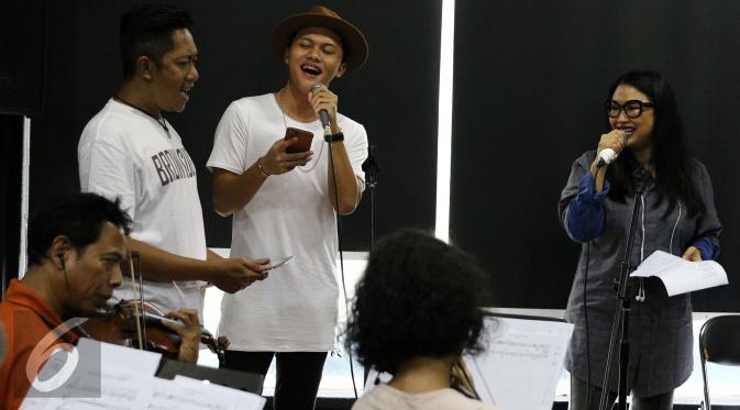 Rizky Febian dan Titi DJ melakukan latihan di studio Erwin Gutawan untuk persiapan tampil di konser HUT Indosiar berjudul Konser Raya 22 Tahun Indosiar. (Herman Zakharia/Liputan6.com)