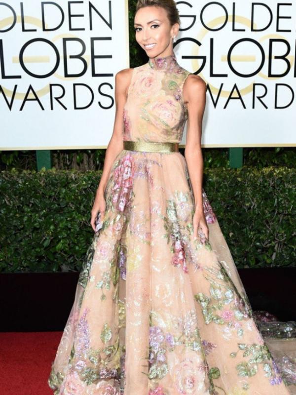 Giuliana Rancic dalam balutan gaun Rani Zakhem di panggung Golden Globe 2017. Sumber : fustany.com.