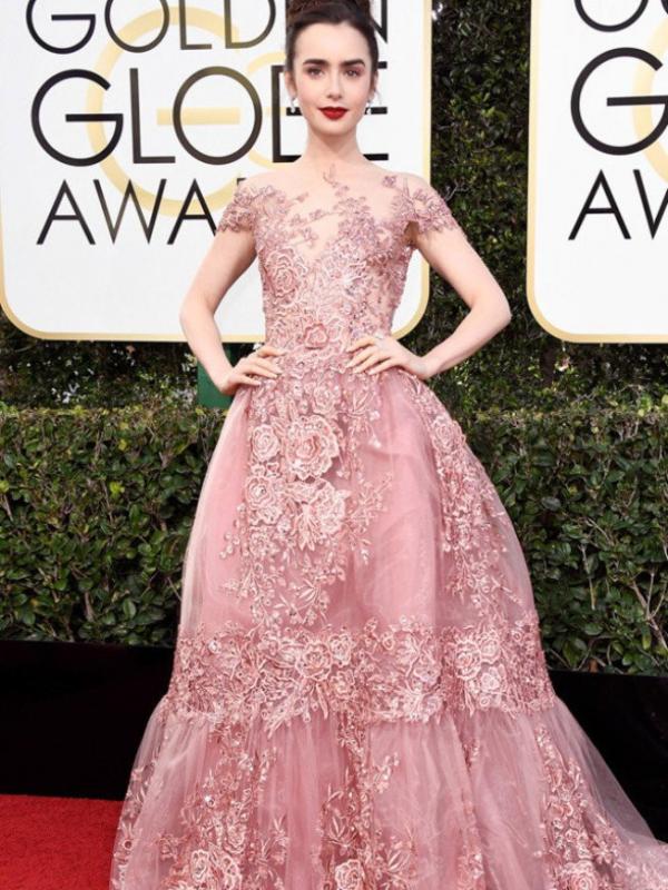 Lily Collins dalam balutan gaun Zuhair Murad di panggung Golden Globe 2017. Sumber : fustany.com.