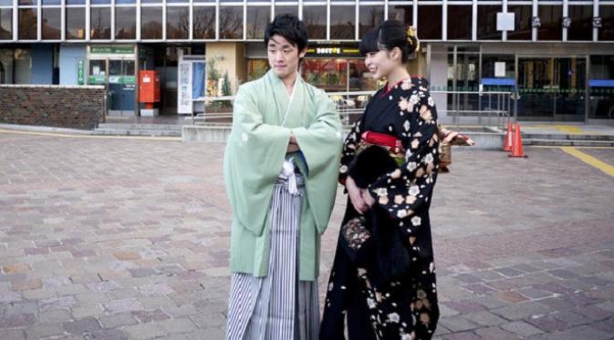 Para perempuan mengenakan kimono bernama furisode, sedangkan laki-laki menggunakan hakama (Foto : japan-talk.com)